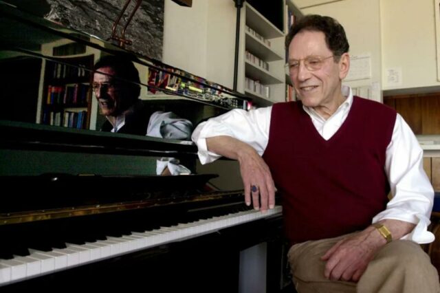O músico Tom Lehrer fica ao lado do piano em sua casa em Santa Cruz, Califórnia, em 21 de abril de 2000.