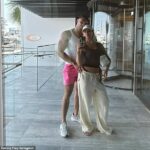 Tommy Fury e Molly-Mae Haia pareciam espancados e posados para um apego ao espelho enquanto o boxeador brilhava sobre o seu
