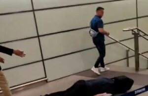 Tommy Robinson “foge para a Grã -Bretanha após o ataque da estação”: a polícia confirma “suspeita” a bordo do voo do país depois que o homem foi levado ao hospital após “ataque” em St Pancras Tommy Robinson passa por um homem que parece ter ficado inconsciente em St Pancras na noite passada