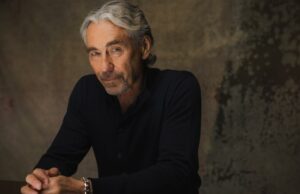 Tony Gilroy nos paralelos da vida real ‘assustadora’ com o candidato a Emmy ‘Andor’ Tony Gilroy nos paralelos da vida real 'assustadora' com o candidato a Emmy 'Andor'