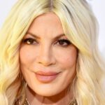 Tori Spelling revela a maneira decorativa pela qual reutiliza seus implantes mamários