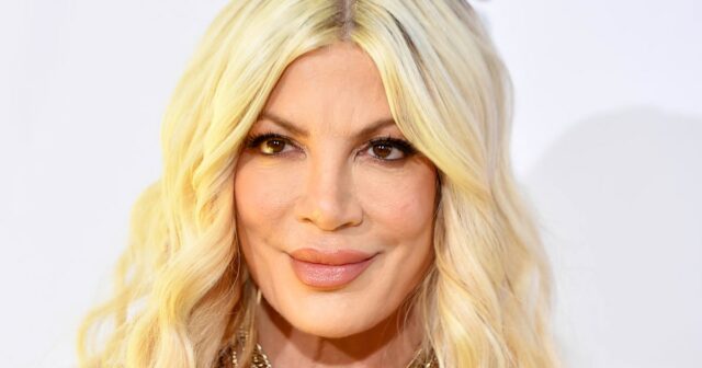 Tori Spelling revela a maneira decorativa pela qual reutiliza seus implantes mamários

