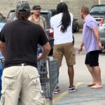 O suspeito, um homem de 42 anos, é visto confrontado por compradores comuns depois que ele passou pelo Walmart em Michigan