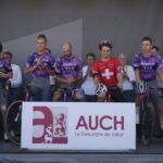 Tour de France respeita o ciclista adolescente que morreu após um acidente na Itália