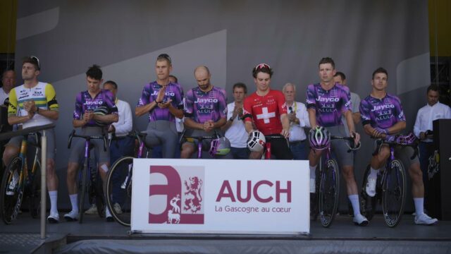 Tour de France respeita o ciclista adolescente que morreu após um acidente na Itália

