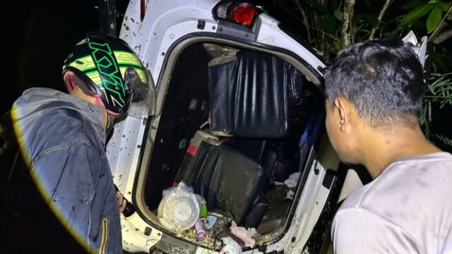 Toyota Fortuner cheia de 8 pessoas caíram em um penhasco, 1 passageiro morreu


