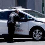 Guarda do Serviço de Segurança da ABC Sabira Hussein arranhou os visitantes na prefeitura no centro de Oakland, Califórnia, na quarta -feira, 16 de julho de 2025 (Jane Tyska/Bay Area News Group)