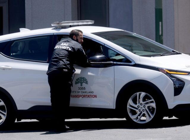 Guarda do Serviço de Segurança da ABC Sabira Hussein arranhou os visitantes na prefeitura no centro de Oakland, Califórnia, na quarta -feira, 16 de julho de 2025 (Jane Tyska/Bay Area News Group)