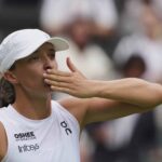 A IGA Swiatek, da Polônia, celebra Danielle Collins dos Estados Unidos depois de derrotar Danielle Collins na terceira rodada de partidas femininas no Wimbledon Tennis Championships em Londres no sábado, 5 de julho de 2025.