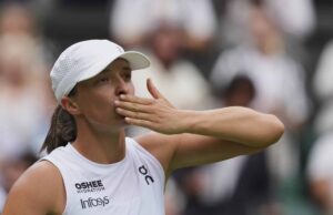 Tradição única de Wimmbeldon de Iga Swiatek: Strawberris e massas A IGA Swiatek, da Polônia, celebra Danielle Collins dos Estados Unidos depois de derrotar Danielle Collins na terceira rodada de partidas femininas no Wimbledon Tennis Championships em Londres no sábado, 5 de julho de 2025.