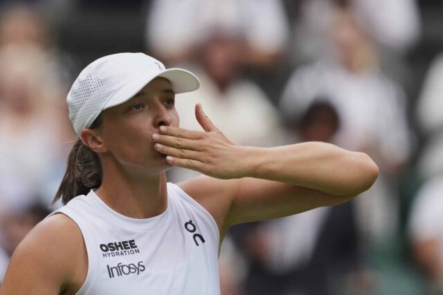 A IGA Swiatek, da Polônia, celebra Danielle Collins dos Estados Unidos depois de derrotar Danielle Collins na terceira rodada de partidas femininas no Wimbledon Tennis Championships em Londres no sábado, 5 de julho de 2025.
