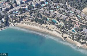 Tragédia como dois irmãos britânicos, 11 e 13 anos, afogando -se em frente ao pai enquanto nadava na praia espanhola As autoridades compartilharam uma vista de voo da praia em Tarragona