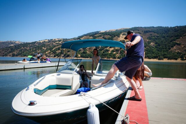 As pessoas se preparam para lançar seus barcos na sexta -feira, 11 de julho de 2025, em Antioch, Califórnia, em Antioch, Califórnia. (Ray Chavez/Bay Area News Group)