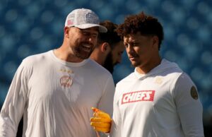 Travis Kelce e Patrick Mahomes mostram comida em seu novo restaurante GetTyImages-1535512717-kelce-mahomes.jpg