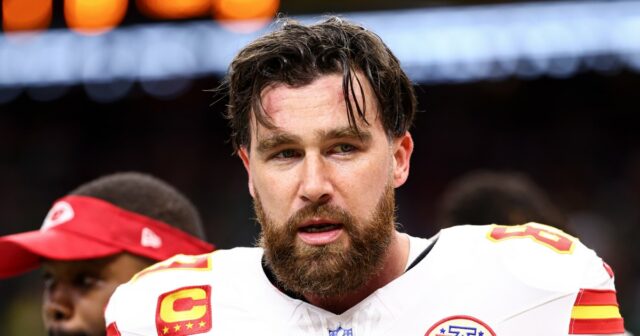 Travis Kelce escova o bigode quando chegar ao campo de treinamento dos chefes de Kansas City