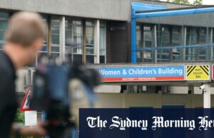 Três líderes do hospital do Reino Unido, onde a enfermeira foi condenada pelo assassinato de crianças apreendidas Três líderes do hospital do Reino Unido, onde a enfermeira foi condenada pelo assassinato de crianças apreendidas