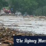 Uma pessoa examina a perda deixada por um furioso rio Guadalupe na sexta -feira em Kerrville, Texas.