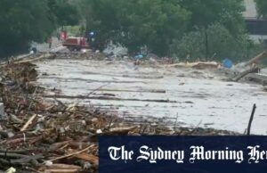 Treze morreram pelo menos 20 crianças com falta de um acampamento de verão no Texas Flash Rivers Uma pessoa examina a perda deixada por um furioso rio Guadalupe na sexta -feira em Kerrville, Texas.
