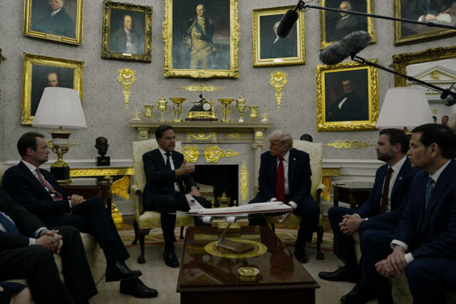 Trump Golded Office of Trump: seis meses de idade na Casa Branca

