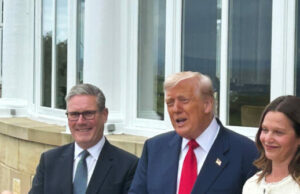 Trump adverte na Grã -Bretanha não ter “o erro” da verdade social na censura O presidente americano Donald Trump se reuniu com o primeiro -ministro na Grã -Bretanha Sir Keir Sarmer, em Turberry, na Escócia. 28. Julho de 2025 Jon Khan, Breitbart News