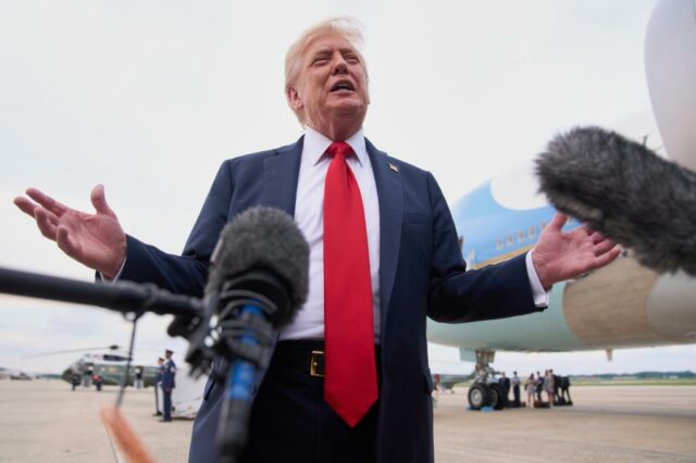 Trump afirma que "não tenho certeza se precisamos de" sanções bilaterais contra a Rússia

