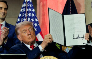 Trump assina 3 ordens executivas da IA na cúpula de IA Trump assina 3 ordens executivas da IA na cúpula de IA