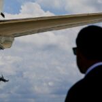 Um agente do Serviço Secreto está sendo investigado depois de tentar levar sua esposa com ele em um avião de apoio que estava a caminho da Escócia como parte da jornada do presidente Donald Trump nesta semana