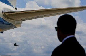 Trump atordoado com “acordo estranho” depois que o Serviço Secreto abre a investigação pelo agente tentando contrabandear sua esposa para a jornada da Escócia do presidente na Escócia Um agente do Serviço Secreto está sendo investigado depois de tentar levar sua esposa com ele em um avião de apoio que estava a caminho da Escócia como parte da jornada do presidente Donald Trump nesta semana