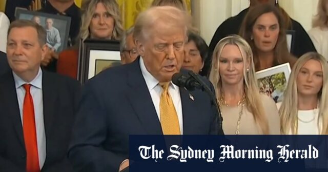 Trump cílios sobre o acima

