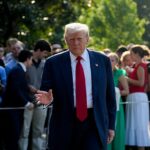 O presidente Donald Trump observou que tem o poder de perdoar Ghislaine Maxwell