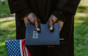 Trump elogia a decisão do IRS, permitindo que as igrejas faça apoio político Trump elogia a decisão do IRS, permitindo que as igrejas faça apoio político