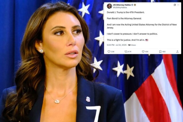 Alina Habba, atuando como advogada americana em uma conferência de imprensa.