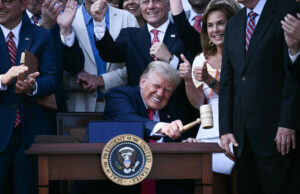 Trump pega o forro de prata em uma nova pesquisa à medida que mais os eleitores aprovam a economia Trump pega o forro de prata em uma nova pesquisa à medida que mais os eleitores aprovam a economia