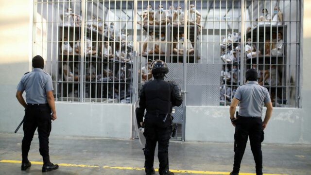 Trump pode deportar pessoas para qualquer país os levará?

