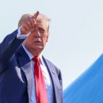 O presidente Donald Trump seguiu para a Escócia na sexta -feira, em uma viagem que misturará o golfe e o que a Casa Branca chama de um
