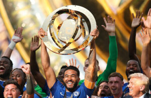 Trump representa o Chelsea com troféu após a vitória final do clube da FIFA Trump representa o Chelsea com troféu após a vitória final do clube da FIFA