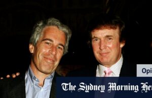 Trump são os fãs a deixar tudo. Por que é? Donald Trump, então sua futura esposa, Melania Knauss, com Jeffrey Ephesus e Ghislaine Maxwell, na Flórida, em 2000.