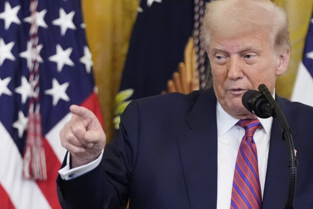 Trump sumes Murdoch: Lista de Defesa no processo de Ospeína

