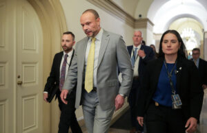 Trump sustenta a estadia de Bongino no FBI em meio a Falsin Fallout Trump sustenta a estadia de Bongino no FBI em meio a Falsin Fallout