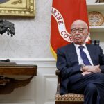 Dentro de algumas horas após a publicação do relatório, Trump emitiu uma mensagem de terra queimada através da verdade, Social insiste que a carta era falsa e prometeu processar a revista, News Corp e Rupert Murdoch (foto em escritório oval)