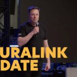 Imagem mostra Elon Musk, que fala no palco durante a atualização do verão de Neuralink 2025. Lege