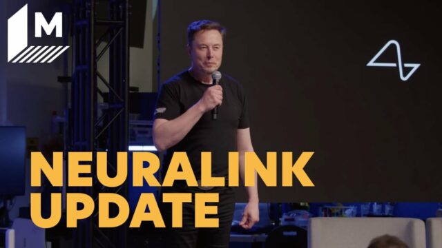 Imagem mostra Elon Musk, que fala no palco durante a atualização do verão de Neuralink 2025. Lege
