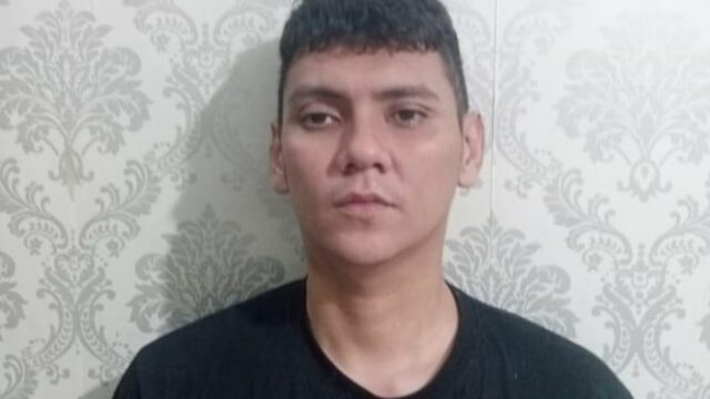 Uau! Existem 6 vídeos interessantes de Rayyan Alkadrie e sua namorada gay encontrada pela polícia.

