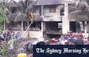 Um acidente de jato para treinamento da Força Aérea de Bangladesh na escola Dhaka Um acidente de jato para treinamento da Força Aérea de Bangladesh na escola Dhaka