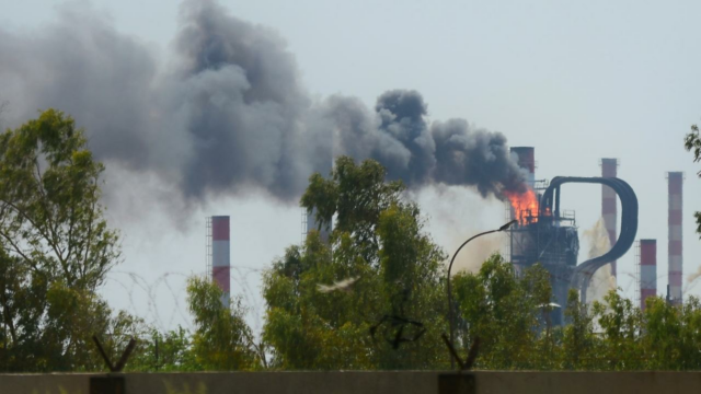 Um dos incêndios foi morto em chamas de petróleo no residente do Irã

