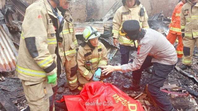 Um grande incêndio em Lenteng Agung, uma mãe foi encontrada queimada no meio dos escombros

