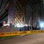 A cena do crime debaixo da ponte à noite.