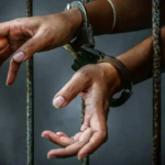 Um homem que defende uma mulher de defesa, escreva seu número nas paredes habitacionais