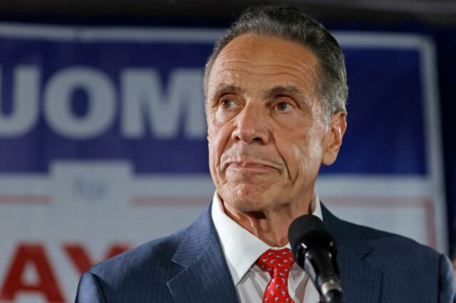 Um novo plano de Andrew Cuomo para punir os nova -iorquinos: ele permanece na corrida

