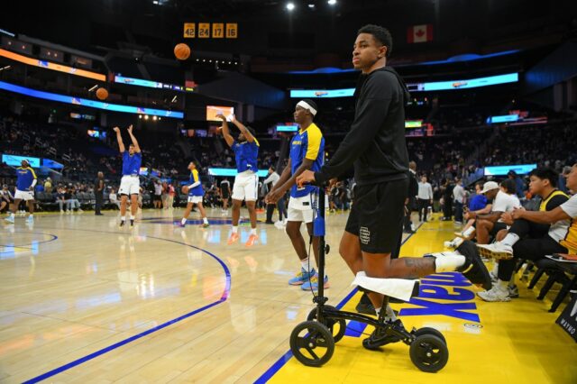 A chance do Chance McMilliam (25), do Golden State Warriors, depende do San Antonio Spurs durante o jogo durante o jogo da Liga de Verão da Califórnia no Chase Center, em São Francisco, Califórnia, no domingo, 6 de julho de 2025, em uma scooter em uma scooter. (Jose Carlos Fajardo/Bay Area News Group).